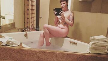 Νεαρή χορεύτρια σχεδιάζει το μεγαλύτερο όργιο στον κόσμο εμπνευσμένο... από τις δικές της εμπειρίες