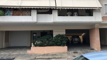 Καμίνια: «Ξεσκονίζει» το διαμέρισμα της 80χρονης η ΕΛΑΣ  - «Ήταν χτυπημένη στο πρόσωπο» λέει μάρτυρας