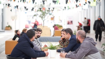 Ο Κυριάκος Μητσοτάκης στο εμπορικό κέντρο και τη Δημοτική Αγορά της Κυψέλης