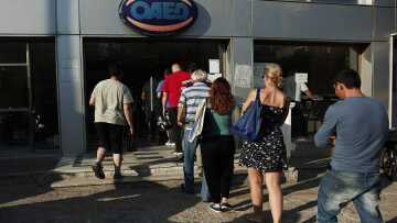 Κινδύνους από την αύξηση του κατώτατου μισθού «βλέπουν» Κομισιόν και ΣΕΒ