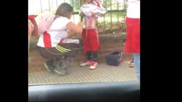 Βίντεο-σοκ: Γυναίκα οπαδός της Ρίβερ «ζώνει» με φωτοβολίδες κοριτσάκι για να τις περάσει στο Monumental