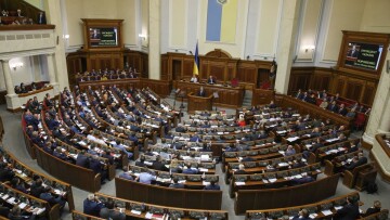 Η ουκρανική βουλή συνεδριάζει στις 16:00 για την επιβολή στρατιωτικού νόμου στη χώρα