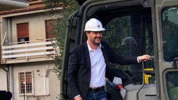 Βίντεο: Ο Σαλβίνι κατεδαφίζει βίλα μαφιόζου με... εκσκαφέα  για να δείξει ότι είναι αδιάφθορος