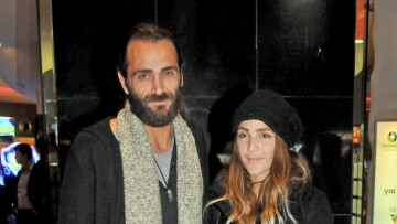 Ο Τεό Θεοδωρίδης και η σύντροφός του έγιναν γονείς- Η πρώτη φωτογραφία των διδύμων