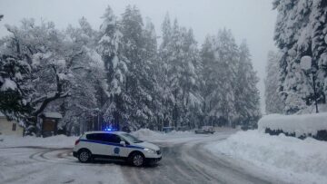 Καιρός: «Κύμα» ψύχους «ντύνει» τη βόρεια Ελλάδα στα λευκά - Χιονίζει στα Τρίκαλα  