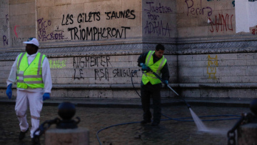 Φωτογραφίες: Καθαρίζουν την Αψίδα του Θριάμβου από τα γκράφιτι των «Κίτρινων Γιλέκων» 