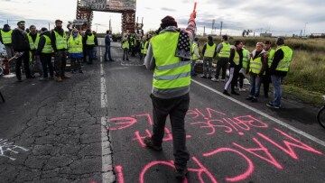 Τα «Κίτρινα Γιλέκα» κλείνουν τους δρόμους και οδηγούν σε... αδιέξοδο τον Μακρόν και τη γαλλική οικονομία