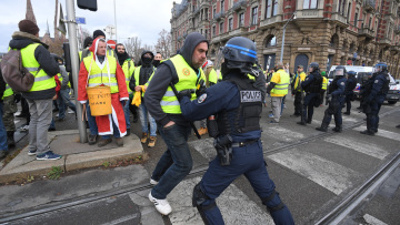 Τα «Κίτρινα Γιλέκα» βυθίζουν στο χάος τη Γαλλία και κερδίζουν κατά κράτος τον Μακρόν