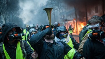 Μεγάλη νίκη για τα «κίτρινα γιλέκα» της Γαλλίας η ακύρωση της αύξησης φόρων στα καύσιμα