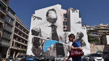 Bloomberg: Η φτώχεια στην Ελλάδα παραμένει αν και η οικονομία αναπτύσσεται