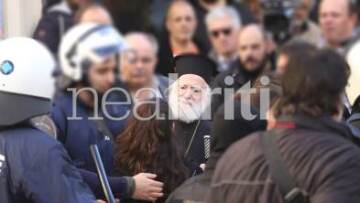 Κρήτη: Αναρχικοί προπηλάκισαν τον αρχιεπίσκοπο Κρήτης στο μνημόσυνο του Κωνσταντίνου Κατσίφα 