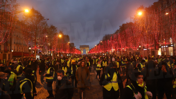 Κίτρινα Γιλέκα: Συνεχίζονται οι συγκρούσεις σε Παρίσι, Μπορντώ, Μασσαλία, Τουλούζη, Λυόν, Σαιν Ετιέν και Ναντ