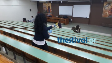 Φωτογραφίες: Φοιτητές καθαρίζουν τη Θεολογική σχολή του ΑΠΘ