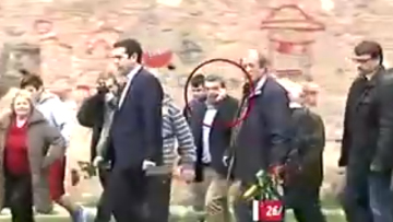 Βίντεο: Δείτε τον Πετσίτη να συνοδεύει τον Τσίπρα στην Καισαριανή