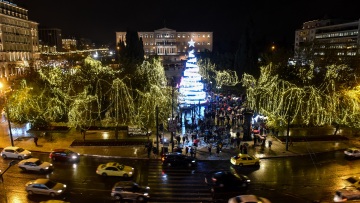 Φωτογραφίες: Φωταγωγήθηκε το δέντρο της Αθήνας στο Σύνταγμα