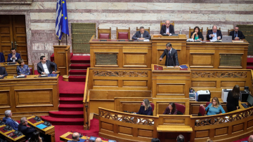 Μητσοτάκης σε Τσίπρα: Δίνεις επιδόματα αντί για δουλειές, υπονομεύεις το μέλλον της χώρας