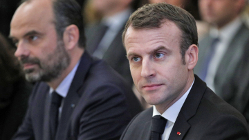 Με δώρα 10 δισ. ευρώ ο Μακρόν προσπαθεί να «σβήσει» την οργή από τα «Κίτρινα Γιλέκα»