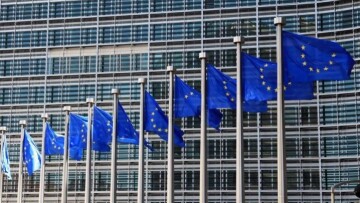 Κομισιόν: «Πράσινο φως» για εκταμίευση κερδών - Πρόβλεψη για μείωση του ΑΕΠ κατά 10%