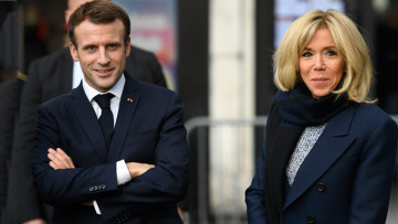 «Κίτρινα Γιλέκα» κατά Μπριζίτ Μακρόν: «Μια Μαρία Αντουανέτα που ζει μέσα στη φούσκα της»
