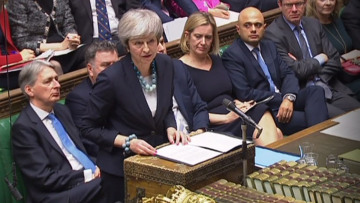 «Βατερλώ» για την Μέι οι ελιγμοί για το Brexit: Ένα βήμα πριν την πρόταση μομφής η Βρετανίδα πρωθυπουργός