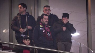 Ο Σαλβίνι ήταν στο Καραϊσκάκη και σχολίασε: Ντροπή για τη Μίλαν ο αποκλεισμός από τον Ολυμπιακό