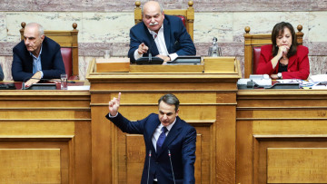 «Θερμό επεισόδιο» Βούτση - Μητσοτάκη στη Βουλή