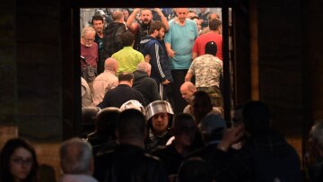 Τα Σκόπια δίνουν αμνηστία σε δράστες των βίαιων επεισοδίων στη Βουλή