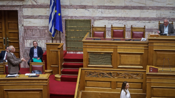  Βουλή: Καταιγίδα από (ν)τροπολογίες - Απείλησαν με αποχώρηση τα κόμματα της αντιπολίτευσης