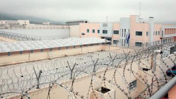 Φυλακές Δομοκού: Ναρκωτικά και κινητά σε ύποπτο δέμα μέσα σε κάδο απορριμάτων 