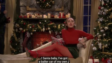 Η Μάιλι Σάιρους έκανε το τραγούδι Santa Baby φεμινιστικό