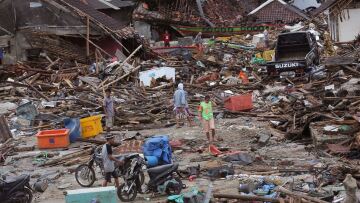 Βίντεο από το τσουνάμι στην Ινδονησία: Η απόλυτη καταστροφή από... ψηλά