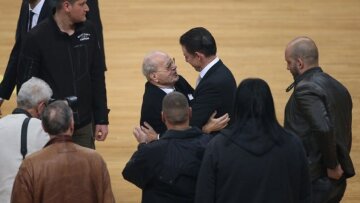 H συγκλονιστική αγκαλιά του Θανάση Γιαννακόπουλου με τον Πιτίνο