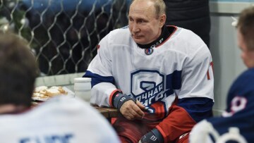 Ο Πούτιν έβαλε τα παγοπέδιλά του και έπαιξε χόκεϊ στην Κόκκινη Πλατεία