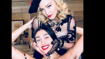 Instagram: Τι ξεχώρισαν οι followers στη φωτογραφία που ανέβασε η Μαντόνα με τη Λούρδη 