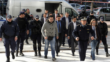 Επιμένει η κυβέρνηση: Ανεπιθύμητοι οι οκτώ Τούρκοι 