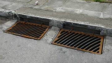 Έκλεβαν σχάρες από φρεάτια ομβρίων και τις πουλούσαν