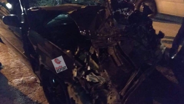 Εικόνες σοκ από τροχαίο στο Μενίδι: Ένας πολίτης και δύο αστυνομικοί οι τραυματίες