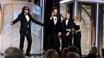 Tommy Wiseau: Ο cult θρύλος που πήγε να κλέψει το μικρόφωνο στις Χρυσές Σφαίρες και... έφαγε πόρτα