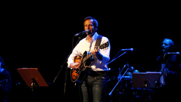 Ώρες αγωνίας για τον Βαγγέλη Γερμανό: Νοσηλεύεται διασωληνωμένος στον Ευαγγελισμό