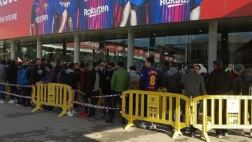 Βίντεο: Ουρές έξω από το Καμπ Νου για τον Κουτίνιο! 