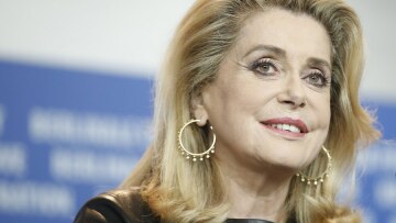 Κατρίν Ντενέβ: Το επίμονο καμάκι δεν είναι αδίκημα ούτε η αβρότητα φαλλοκρατική επίθεση