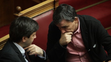 Συζητούν ακόμη τα «αγκάθια» του πολυνομοσχεδίου: Πλειστηριασμοί, απεργίες, αφορολόγητο