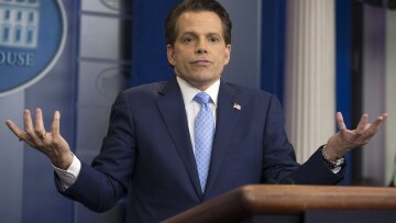 ΗΠΑ: Ο Στιβ Μπάνον πληρώνει ακριβά την κόντρα με τον Τραμπ – Τον «θάβει» ο Σκαραμούτσι