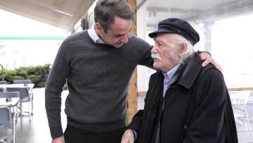 Φωτογραφίες: Ο Κυριάκος Μητσοτάκης συνάντησε τον Μανώλη Γλέζο καθ' οδόν για Πιερία