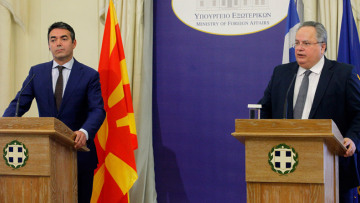 Μυστική διπλωματία για το Σκοπιανό: Δεν ανακοινώνουν πού και πότε ο Κοτζιάς θα συναντήσει τον Ντιμιτρόφ 