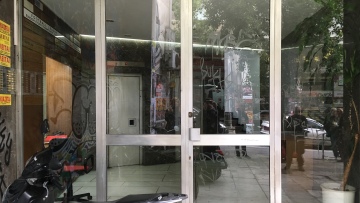 Εισβολή με... αλατόνερο από τον Ρουβίκωνα σε συμβολαιογραφείο