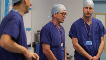 Ο πρίγκιπας Ουίλιαμ φόρεσε την ιατρική ρόμπα και μπήκε στο χειρουργείο!