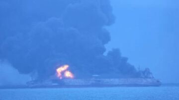 Στην Ιαπωνία παρασύρουν το φλεγόμενο ιρανικό δεξαμενόπλοιο οι ισχυροί άνεμοι