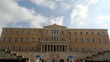 Επιστημονική Υπηρεσία Βουλής: Συνταγματικά προβληματικές οι διατάξεις για τους διαμεσολαβητές