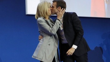 Ο Μακρόν ως νεαρός έγραψε «τολμηρό» μυθιστόρημα για την Μπριζίτ